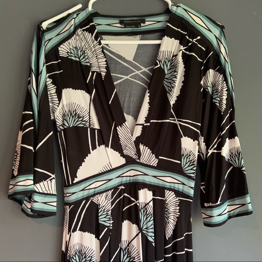 🌟3/$15! BCBG V-neck cold shoulder boho dress